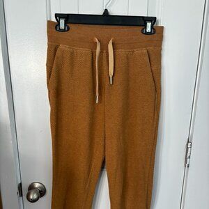 Lululemon Joggers Warm Down MR Textured in Spiced Gold